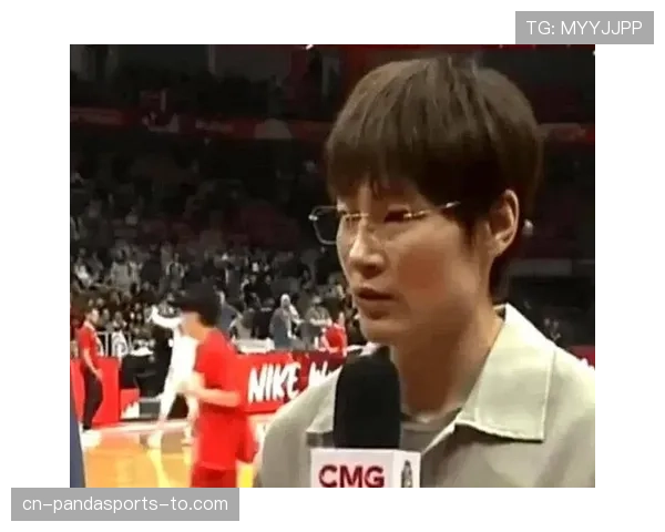 杨力维训练间隙竟然在教练鞋柜翻找零食，场上女神场下居然这么接地气？